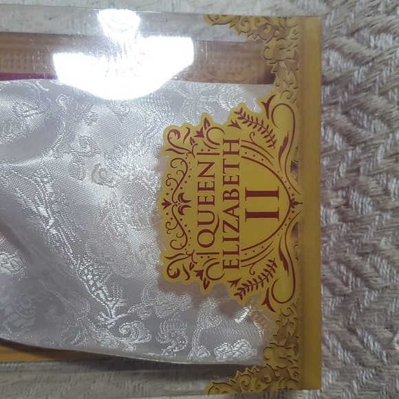 Barbie Queen Elizabeth II 70TH Anniversary Doll - Picture 4 of 11